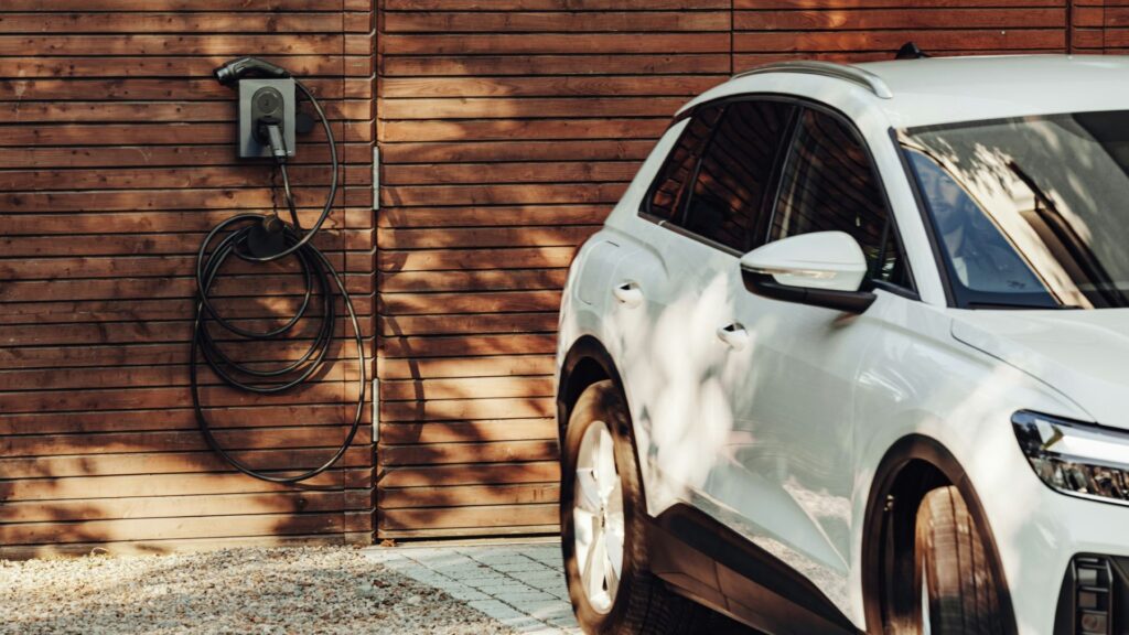 Bulut tabanlı şarj yönetimi yazılımı üzerinden anlık enerji tüketimi ve istasyon doluluk oranı takibi.